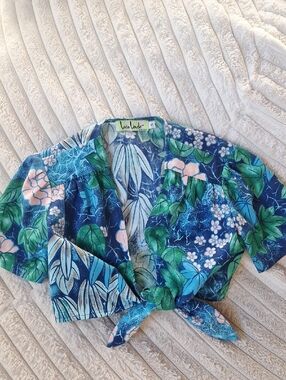 Loco Lindo Tropical Tie-Front Crop Top - Blue & Green Floral. Size Small